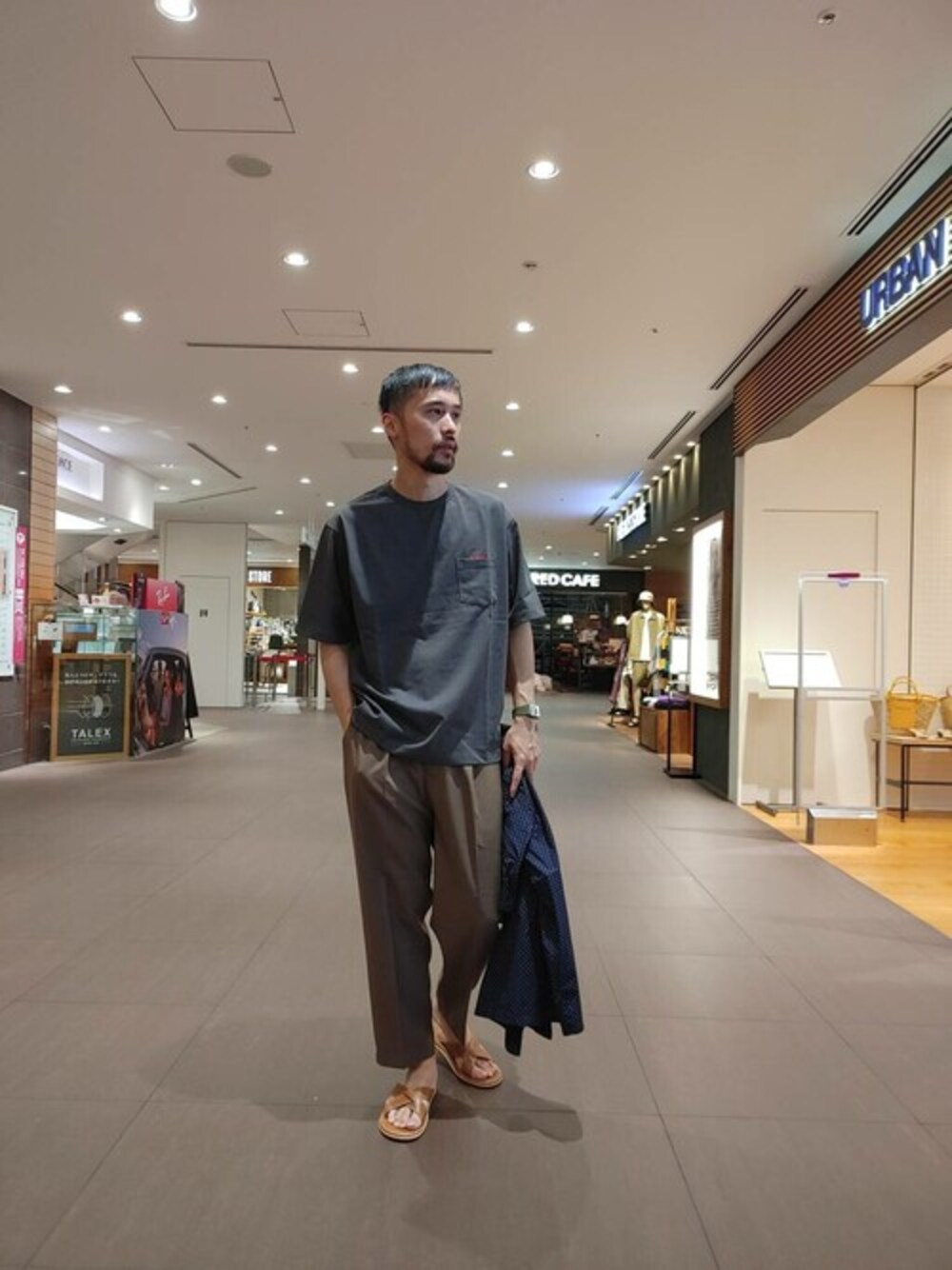 「チノパン、Tシャツ、大人カジュアル、カーキ、サンダル、夏コーデ、URBAN RESEARCH、ゆるコーデ、URBAN RESEARCH ROSSO」｜「URBAN RESEARCH ROSSO MENのタックテーパードチノパンツ（チノパンツ、ブラウン系）」を使った、ROSSO MENさん（メンズ・178cm）の夏コーディネートの1枚目の写真