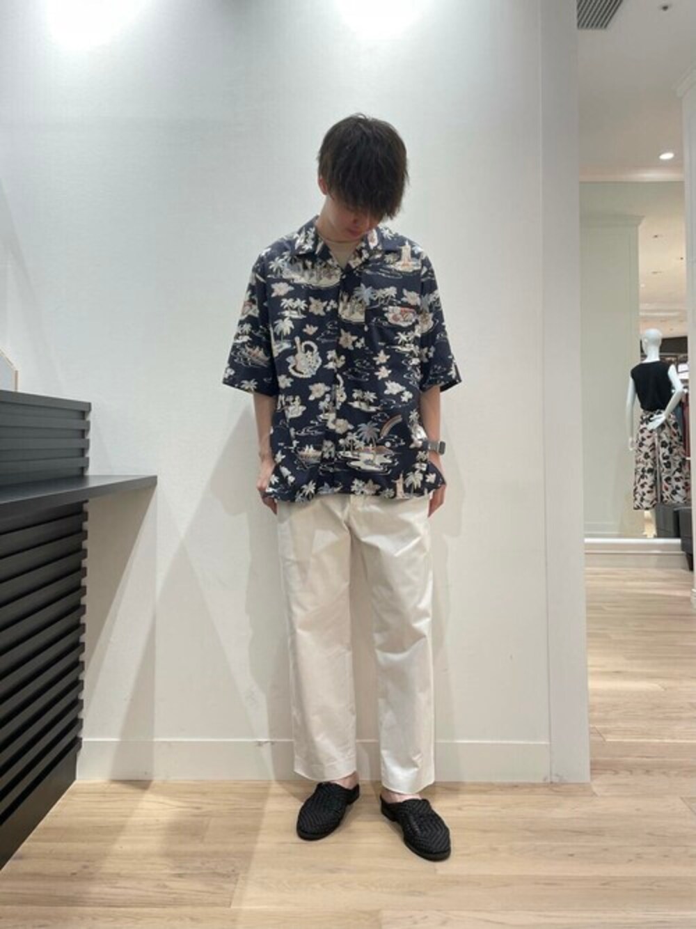 「柄シャツ、大人カジュアル、白パンツ、夏コーデ、URBAN RESEARCH、ゆるコーデ、今日のコーデ、オープンカラーシャツ、おしゃれさんと繋がりたい、urban research rosso men」｜「URBAN RESEARCH ROSSO MENのECOVEROアロハシャツ（シャツ/ブラウス、ブルー系）」を使った、ROSSO MENさん（メンズ・174cm）の夏コーディネートの1枚目の写真
