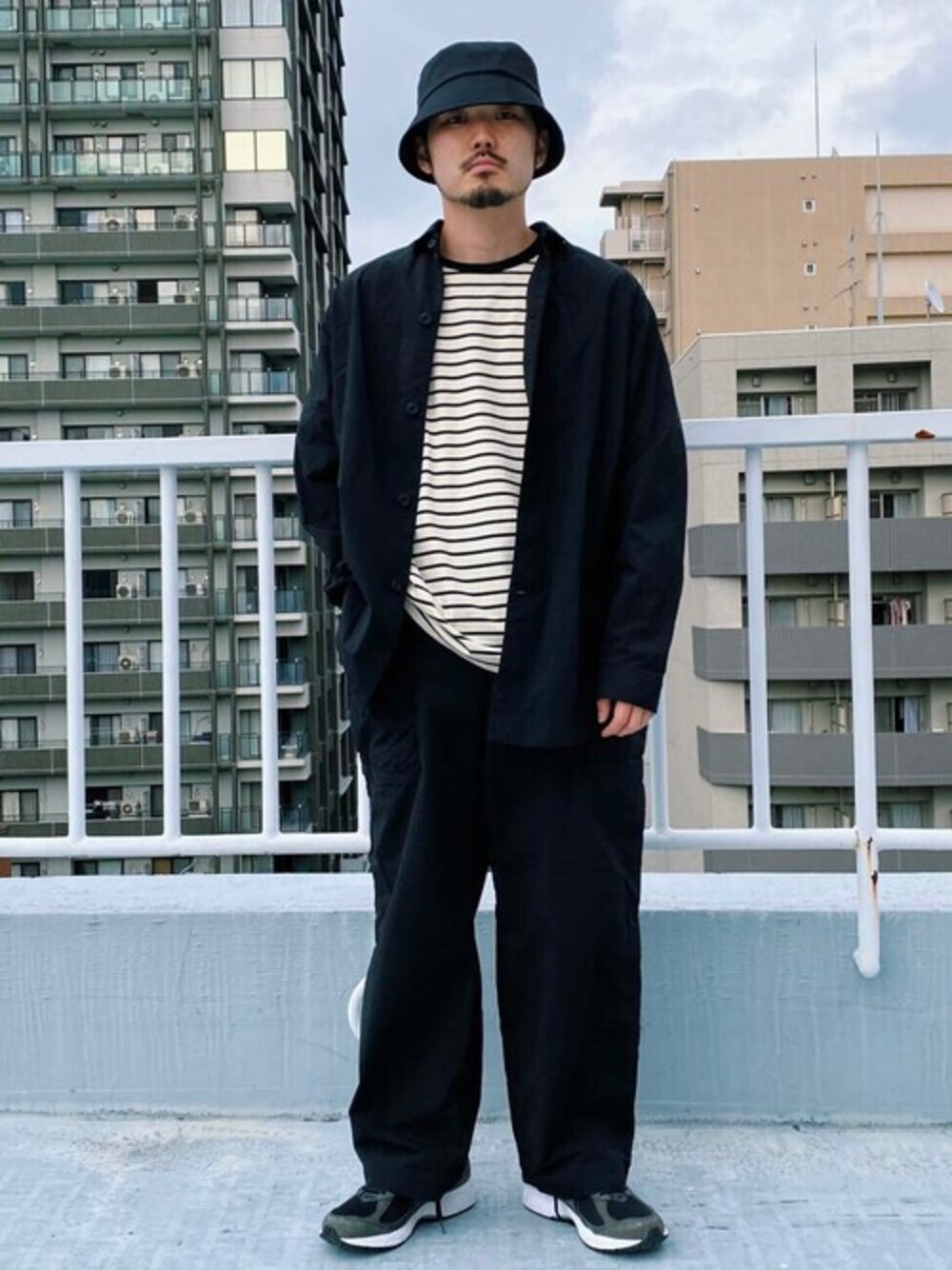 「ボーダー、Tシャツ、大人カジュアル、夏コーデ、URBAN RESEARCH、ゆるコーデ、今日のコーデ、おしゃれさんと繋がりたい、urban research rosso men」｜「URBAN RESEARCH ROSSO MENのボーダーワイドTシャツ（Tシャツ/カットソー、ブラック系）」を使った、ROSSO MENさん（メンズ・169cm）の夏コーディネートの1枚目の写真