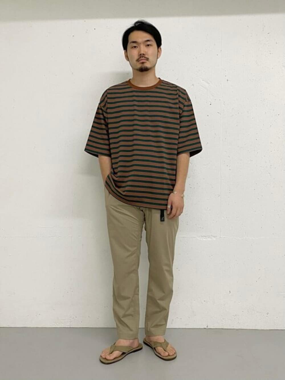 「ボーダー、Tシャツ、大人カジュアル、夏コーデ、URBAN RESEARCH、ゆるコーデ、今日のコーデ、おしゃれさんと繋がりたい、urban research rosso men」｜「URBAN RESEARCH ROSSO MENのボーダーワイドTシャツ（Tシャツ/カットソー、ブラウン系）」を使った、ROSSO MENさん（メンズ・169cm）の夏コーディネートの1枚目の写真