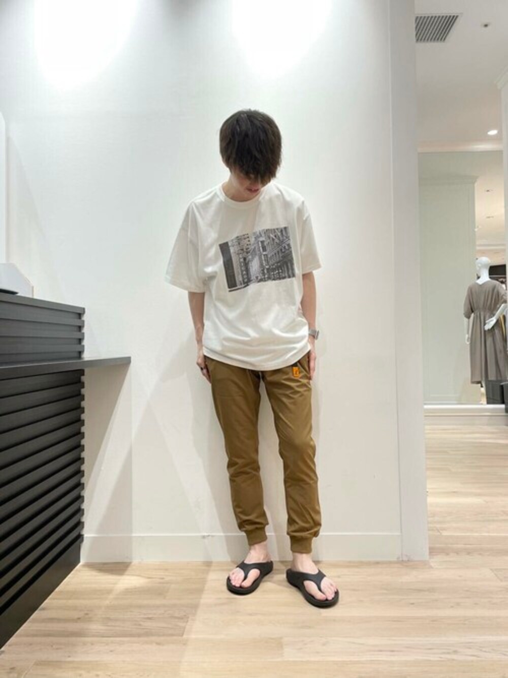 「Tシャツ、大人カジュアル、夏コーデ、URBAN RESEARCH、ゆるコーデ、グラフィックＴ、今日のコーデ、フォトT、おしゃれさんと繋がりたい、urban research rosso men」｜「URBAN RESEARCH ROSSO MENのCHICAGOフォトTシャツ（Tシャツ/カットソー、ホワイト系）」を使った、ROSSO MENさん（メンズ・174cm）の夏コーディネートの1枚目の写真