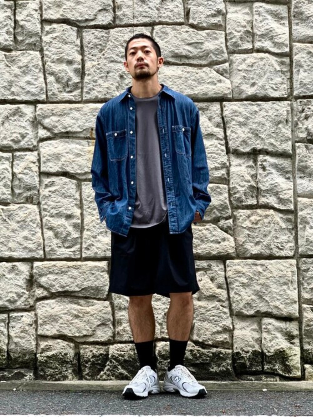 「デニム、ショートパンツ、大人カジュアル、シャツスタイル、夏コーデ、URBAN RESEARCH、ゆるコーデ、今日のコーデ、おしゃれさんと繋がりたい、urban research rosso men」｜「URBAN RESEARCH ROSSO MENのライトデニムワークシャツ（シャツ/ブラウス、ブルー系）」を使った、ROSSO MENさん（メンズ・173cm）の秋コーディネートの1枚目の写真