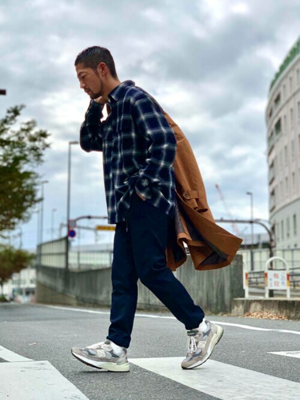 「チェックシャツ、ネルシャツ、大人カジュアル、シャツスタイル、夏コーデ、URBAN RESEARCH、ゆるコーデ、今日のコーデ、おしゃれさんと繋がりたい、urban research rosso men」｜「URBAN RESEARCH ROSSO MENのヘビーネルオンブレチェックワークシャツ（シャツ/ブラウス、ブルー系）」を使った、ROSSO MENさん（メンズ・173cm）の秋コーディネートの1枚目の写真