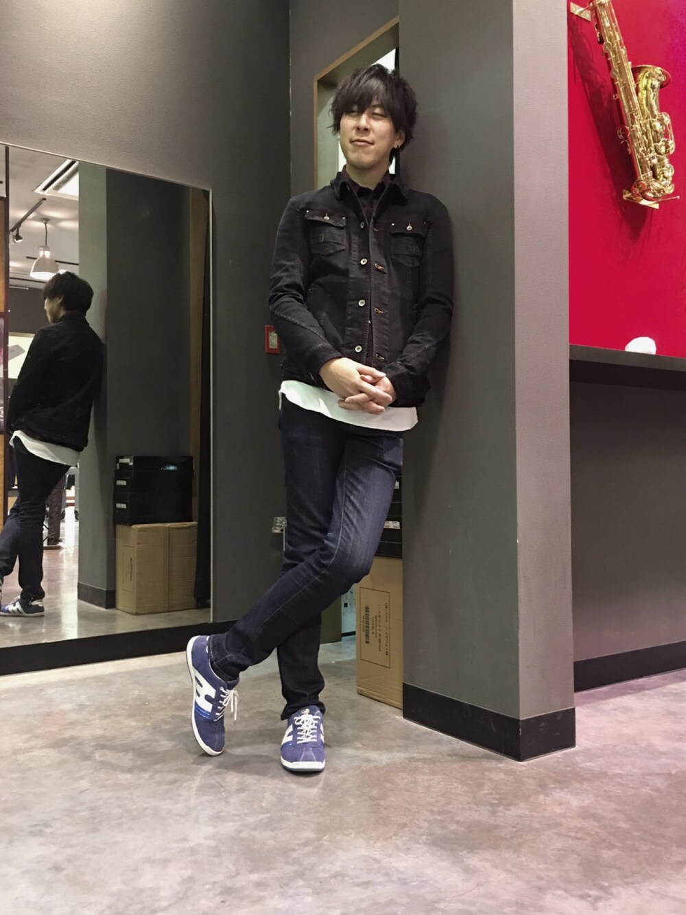 ブルー系のジャケット/アウター、ブルー系のデニムパンツ、ブルー系のスニーカーを着用したメンズの冬コーディネートの1枚目の写真