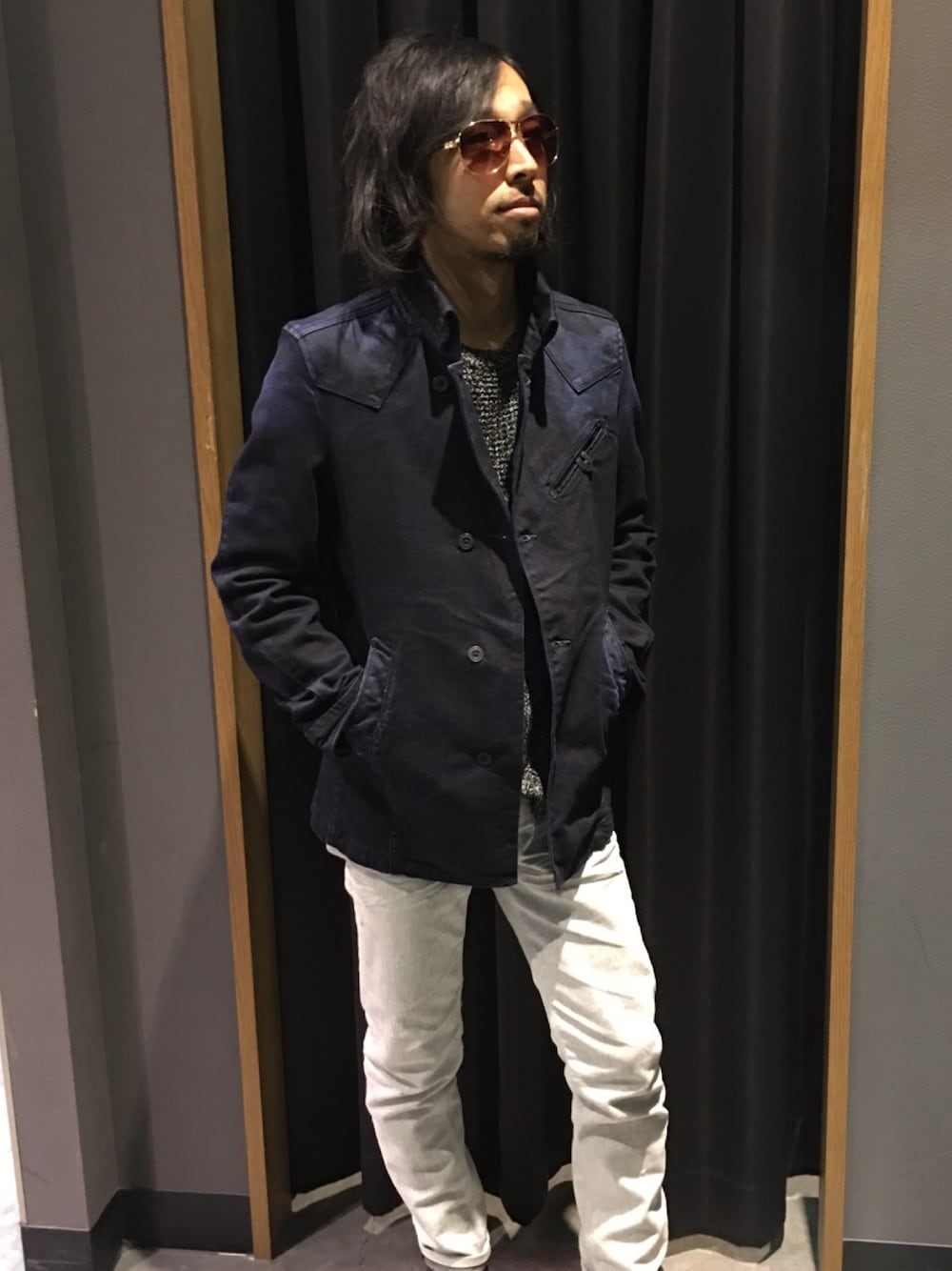 ブルー系のデニムジャケット、グレー系のデニムパンツ、ブラック系のニット/セーターを着用したメンズの冬コーディネートの1枚目の写真