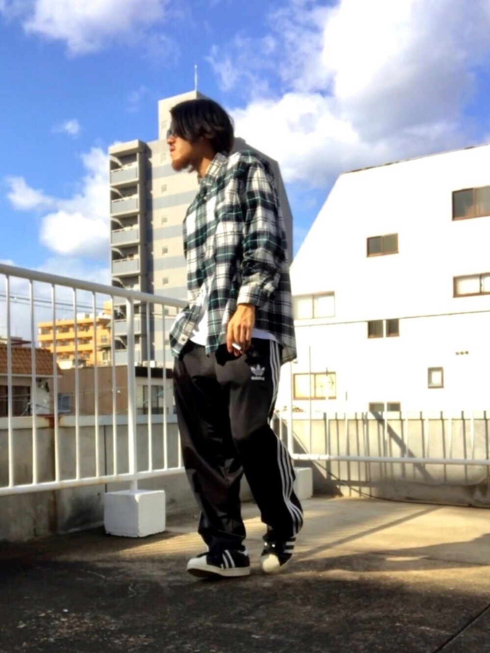 「シンプル、ゆるコーデ、古着、シャツスタイル、ストリート、ジャージ、秋のコーデ、ラフ、ラインパンツ、adidas」｜「all vintageのアイテム（Tシャツ/カットソー、ホワイト系）」を使った、2Rei8さん（メンズ・177cm）の秋コーディネートの1枚目の写真