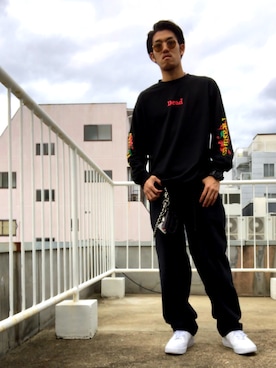 「袖プリント」｜「アイテム（デニムパンツ）」を使った、2Rei8さん（メンズ・177cm）の春コーディネート