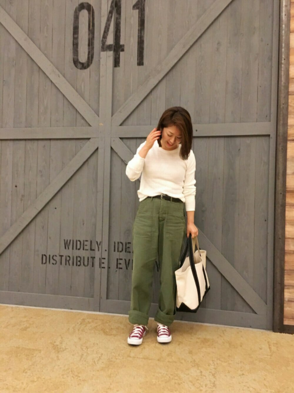 「休日スタイル、シンプルコーデ、サーマル、カーゴパンツ、オトナカジュアル、秋のコーデ、TODAYFUL、秋コーデ、ラフ、converse」｜「TODAYFULのウッドミックスイヤリング（イヤリング、ブラウン系）」を使った、pixyon*さん（レディース・153cm）の秋コーディネートの1枚目の写真