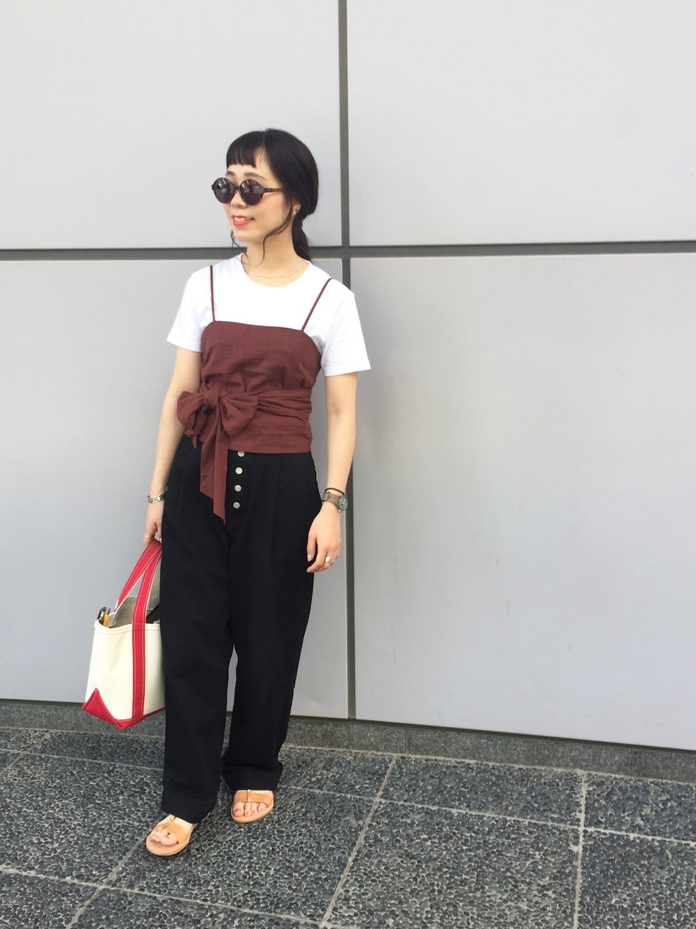 「ciaopanic、夏、シンプル、カジュアルコーデ、サンダル、白Tシャツ、ビスチェ、サングラス」｜「CIAOPANICのベルテッドキャミソール（キャミソール、ブラウン系）」を使った、つなしまあゆみさん（レディース・153cm）の夏コーディネートの1枚目の写真