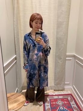「タイダイ」｜「アイテム（シャツワンピース）」を使った、つなしまあゆみさん（レディース・153cm）の春コーディネート
