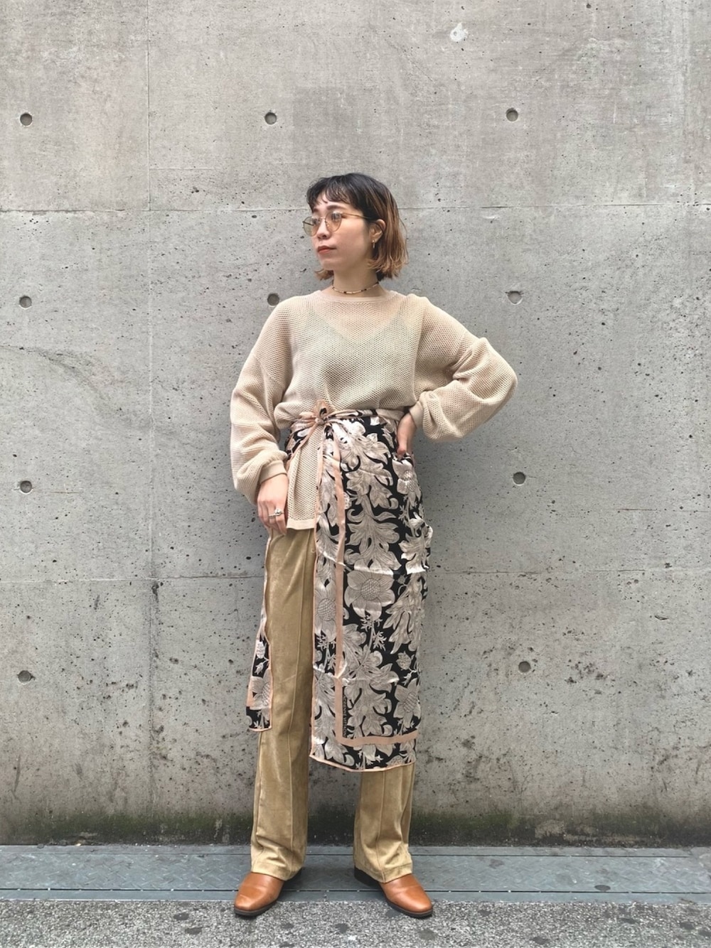 ホワイト系のTシャツ/カットソー、ベージュ系のその他パンツを着用したレディースの冬コーディネートの1枚目の写真