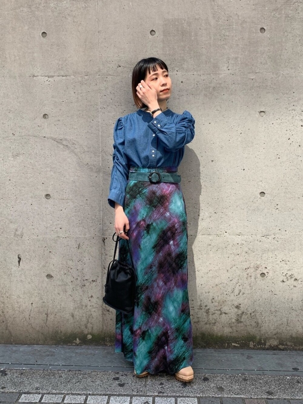 「ciaopanic、低身長コーデ、低身長、カジュアル、ダンガリーシャツ、デニムシャツ、ブラウス、マーメイドスカート、総柄スカート、巾着バッグ」｜「CIAOPANICのペインティングバイヤスマーメイドロングスカート（スカート、ブルー系）」を使った、つなしまあゆみさん（レディース・153cm）の春コーディネートの1枚目の写真