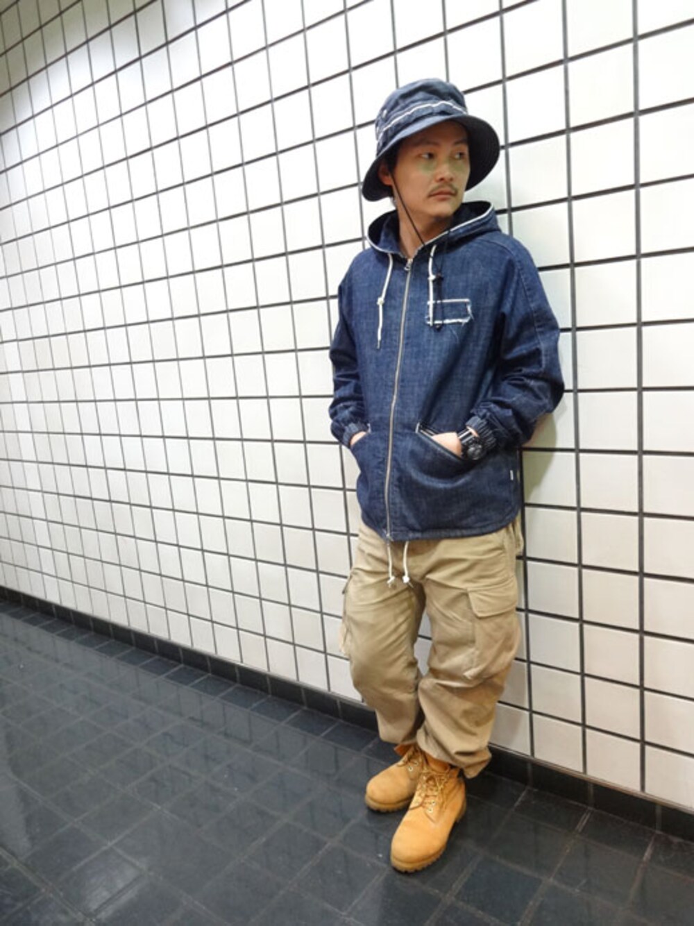 ブラック系のデニムジャケットを着用したメンズの冬コーディネートの1枚目の写真