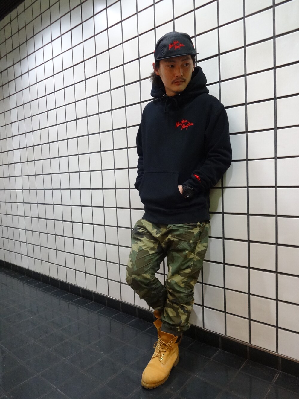 ブラック系のパーカー、ブラック系のキャップを着用したメンズの冬コーディネートの1枚目の写真