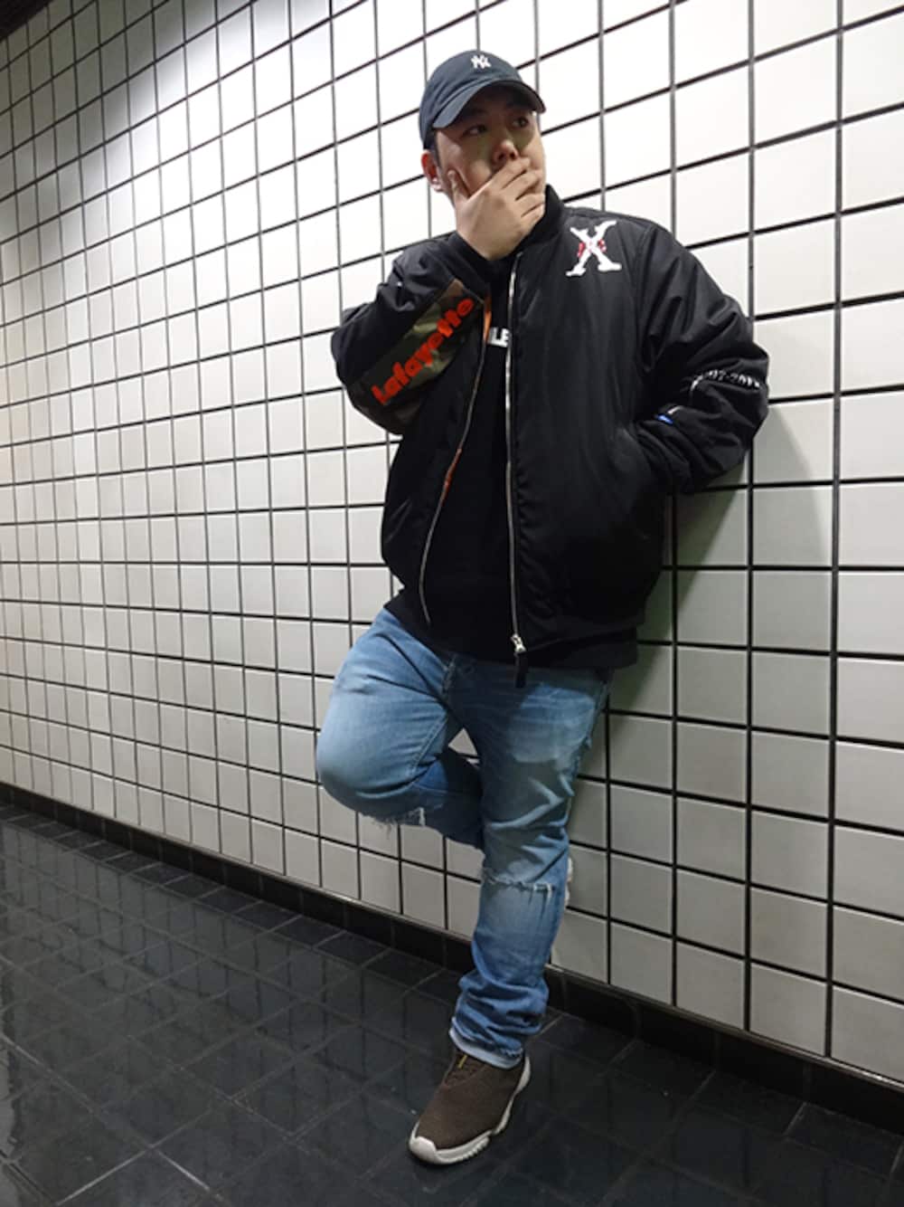 ブラック系のMA-1、ブルー系のデニムパンツを着用したメンズの秋コーディネートの1枚目の写真