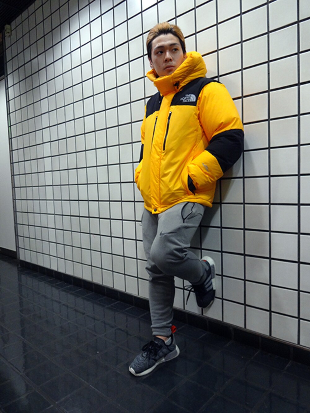 イエロー系のダウンジャケット/コートを着用したメンズの秋コーディネートの1枚目の写真