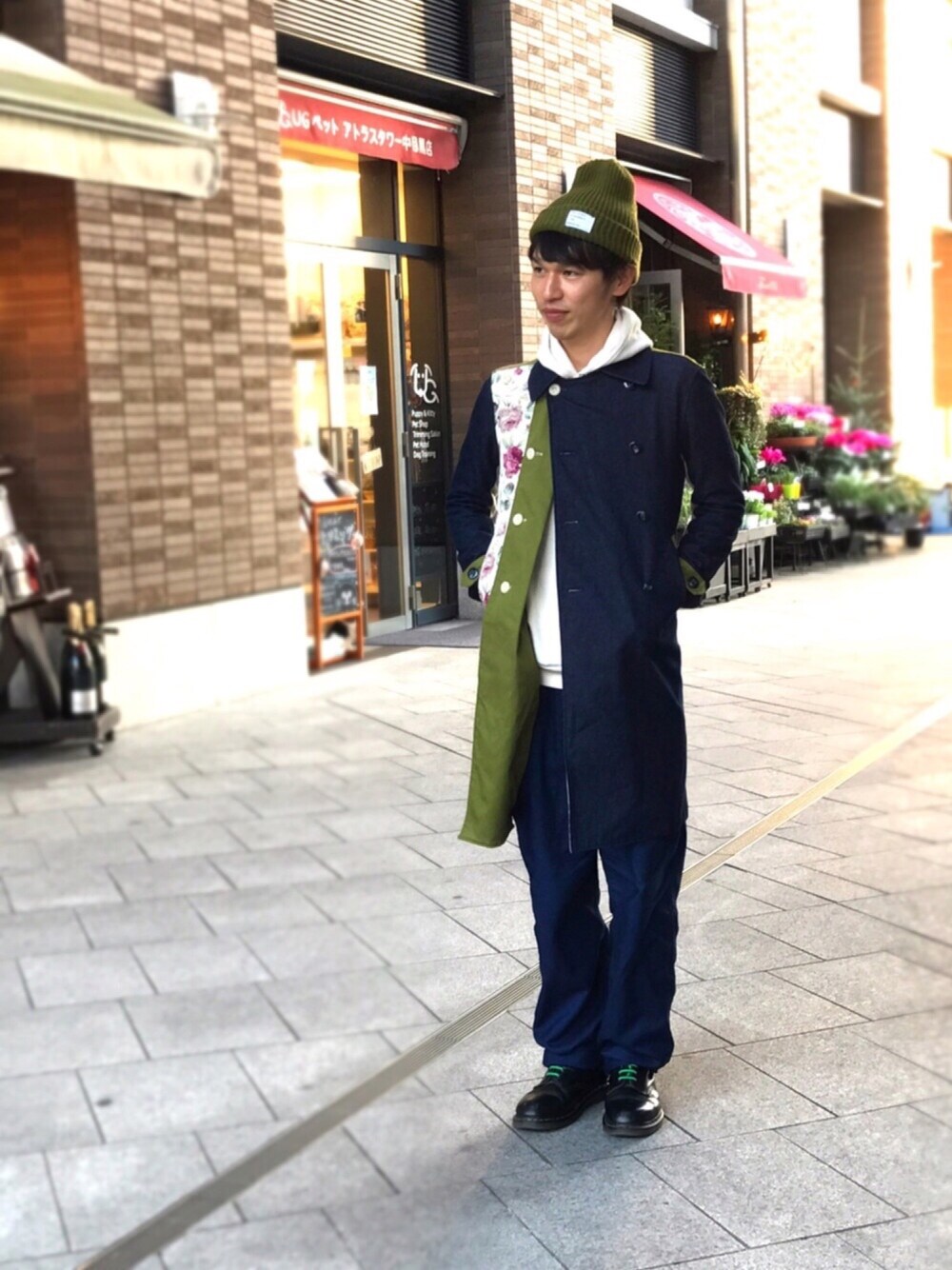 「ロングコート、ピーコート、パーカー、ゆったりパンツ、NIRAME.CO、ボクタノ、hihihi、Dr.Martens、中目黒」｜「SHIPS JET BLUEのSHIPS JET BLUE(シップス ジェットブルー): ニットキャップ（ニット帽）made in JAPAN（ニットキャップ/ビーニー、グリーン系）」を使った、まなとさん（メンズ・181cm）の冬コーディネートの1枚目の写真