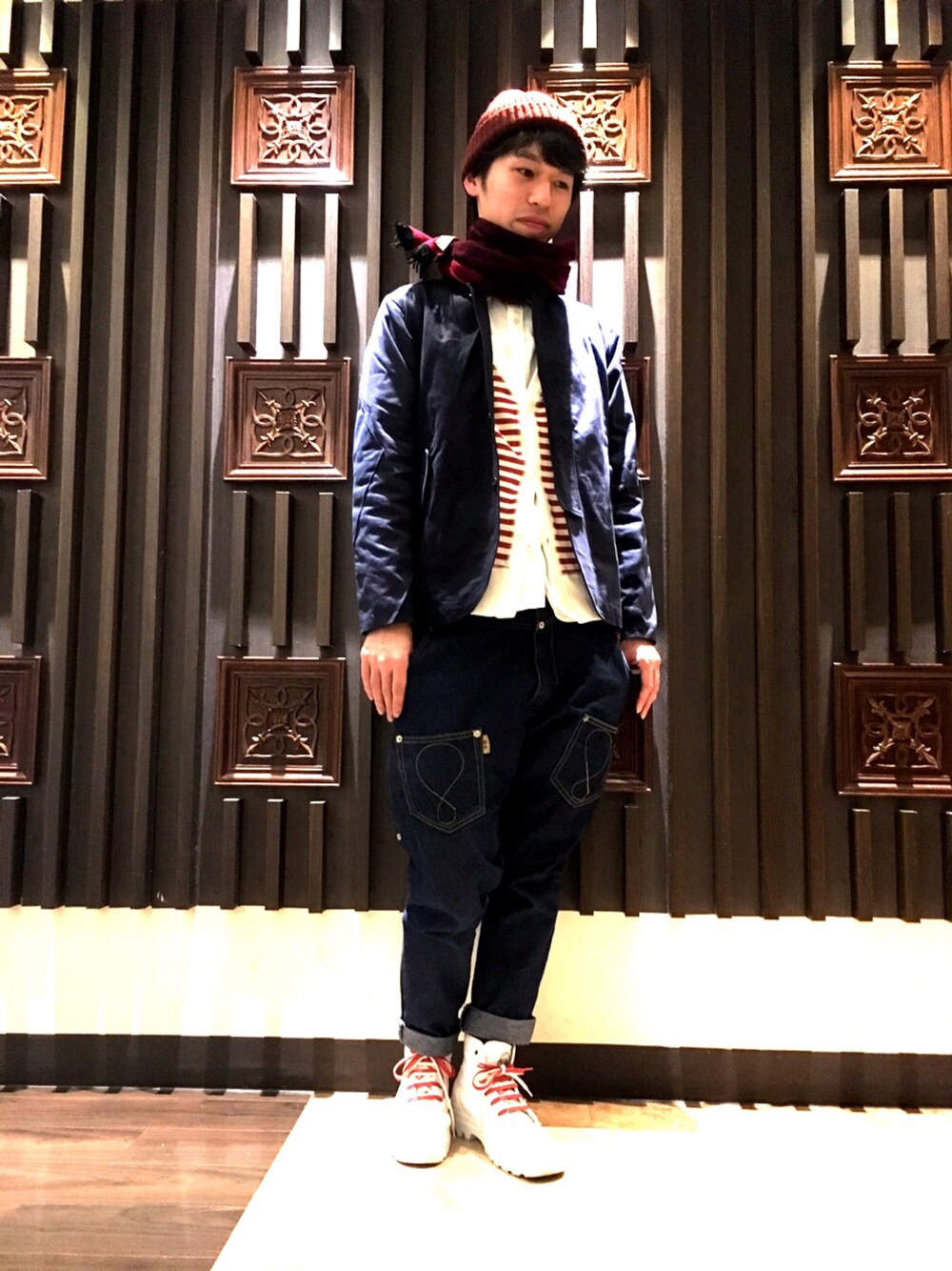 「休日スタイル、カジュアル、ボーダー、NIRAME.CO、ニット帽、赤×白、PALLADIUM、白スニーカー、カーディガン、ジャケット」｜「SHIPS JET BLUEのSHIPS JET BLUE(シップス ジェットブルー): ニットキャップ（ニット帽）made in JAPAN（ニットキャップ/ビーニー、レッド系）」を使った、まなとさん（メンズ・181cm）の冬コーディネートの1枚目の写真