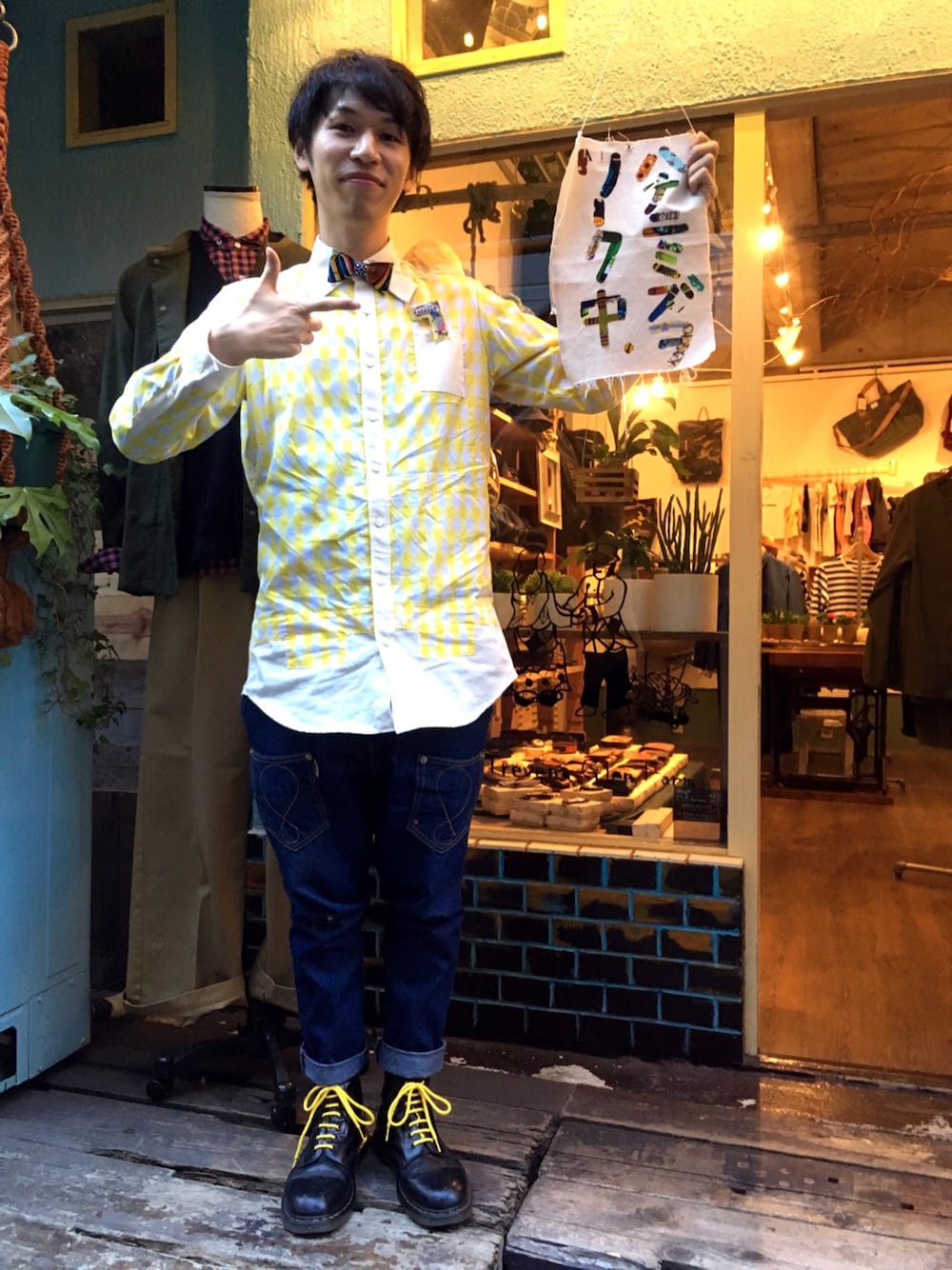 「蝶ネクタイ、ロングシャツ、チェックシャツ、サルエルパンツ、Dr.Martens、トレビナグレンファーム、ハナニミズヲ、NIRAME.CO、イエロー」｜「ハナニミズヲのアイテム（蝶ネクタイ、その他）」を使った、まなとさん（メンズ・181cm）の冬コーディネートの1枚目の写真
