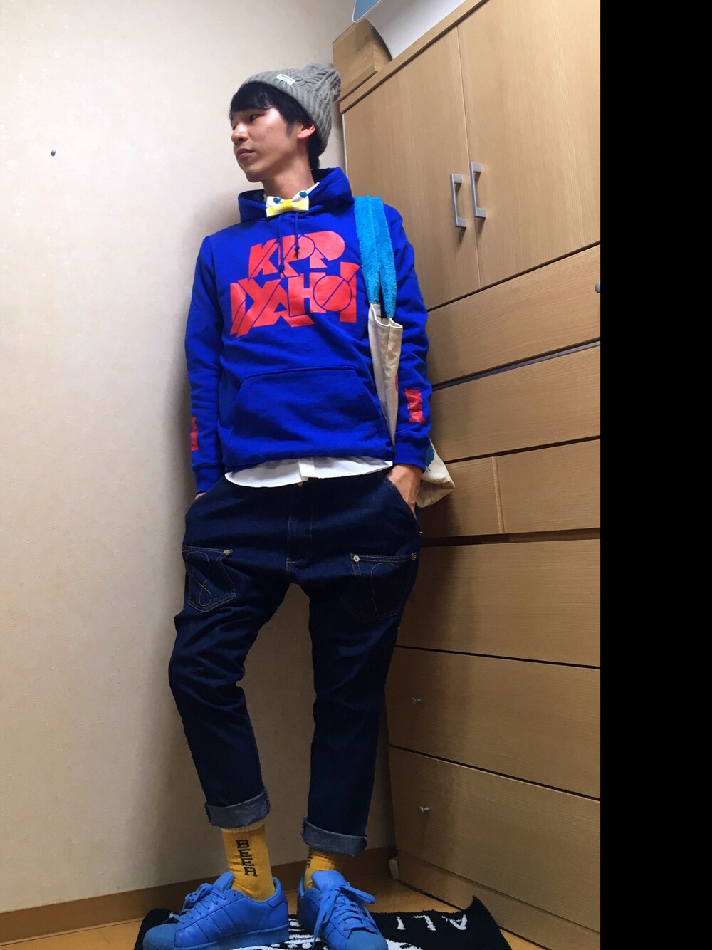 「パーカー、パーカー×シャツ、蝶ネクタイ、サルエルパンツ、ニット帽、ブルー、きゃりーぱみゅぱみゅ」｜「mercibeaucoup,のアイテム（パンツ、ブルー系）」を使った、まなとさん（メンズ・181cm）の春コーディネートの1枚目の写真