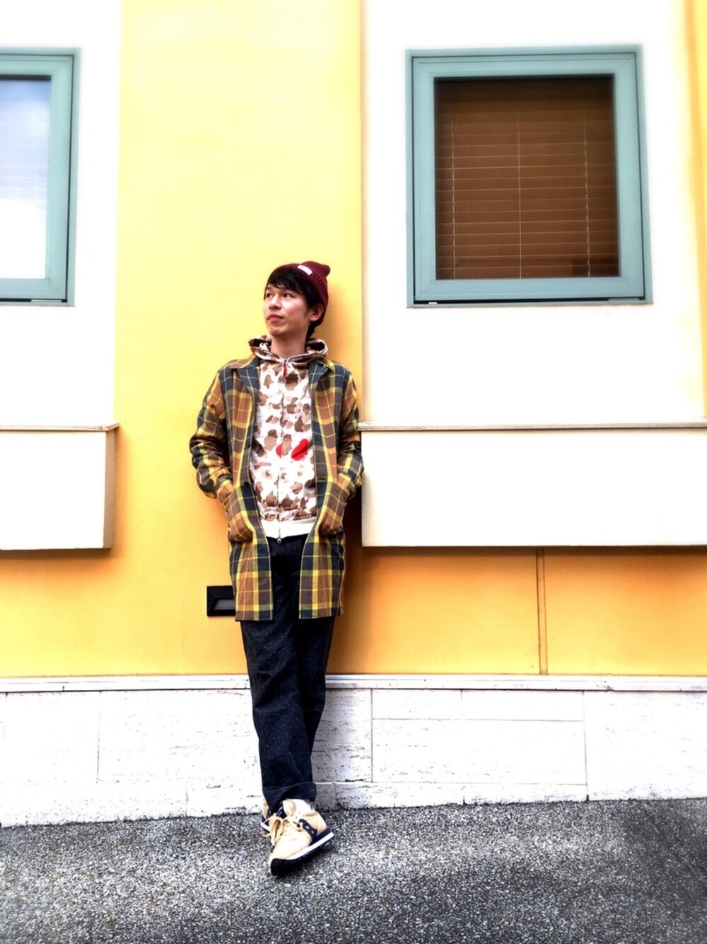 「merph、イエロー、ニット帽、saucony、スニーカー、春コーデ、ロング丈」｜「SHIPS JET BLUEのSHIPS JET BLUE(シップス ジェットブルー): ニットキャップ（ニット帽）made in JAPAN（ニットキャップ/ビーニー、レッド系）」を使った、まなとさん（メンズ・181cm）の春コーディネートの1枚目の写真