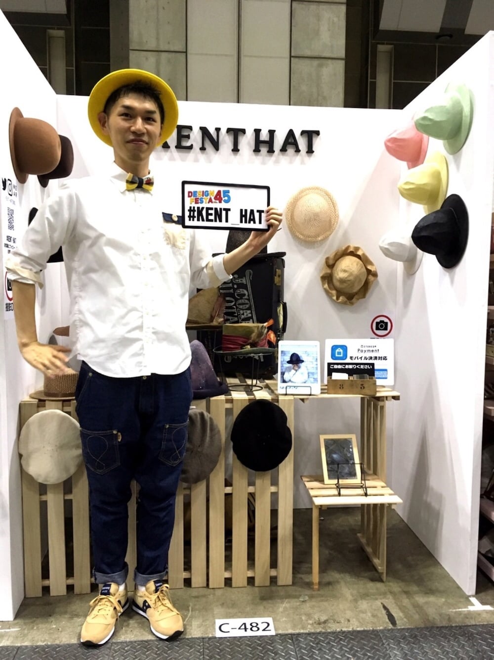 「ボーラーハット、イエロー、シャツスタイル、蝶ネクタイ、NIRAME.CO、kent hat、デザフェス、ロールアップ、サルエルパンツ、saucony」｜「KENT HATのアイテム（ハット、イエロー系）」を使った、まなとさん（メンズ・181cm）の春コーディネートの1枚目の写真