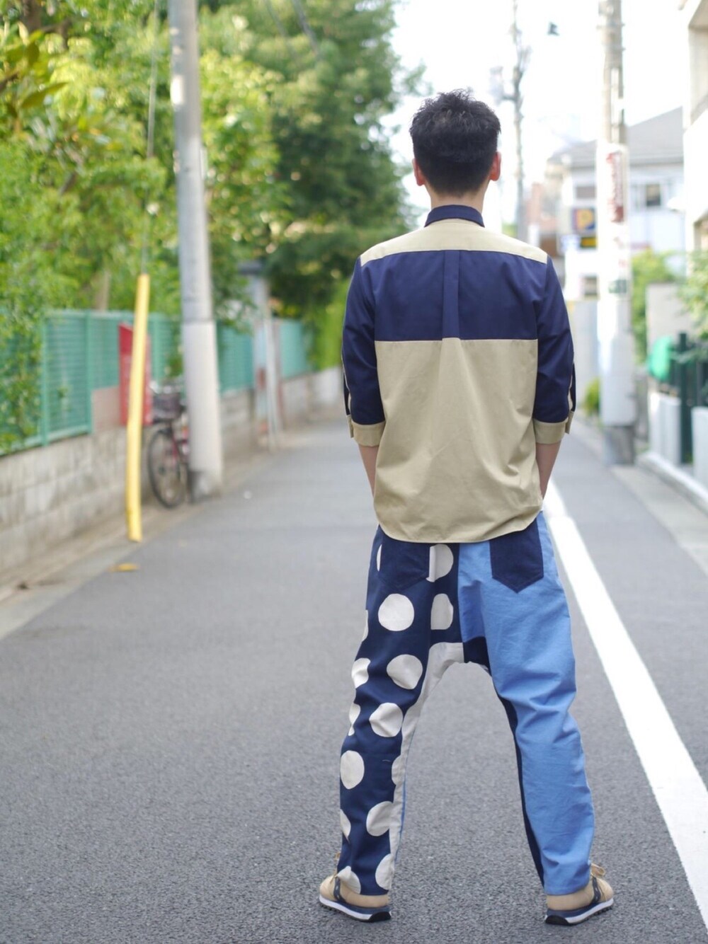 「NIRAME.CO、saucony、シャツスタイル、ベージュ×ネイビー、サルエルパンツ、ドット、バックショット、休日スタイル、ネイビー」｜「NIRAME.COの空しゃつ。（シャツ/ブラウス、その他）」を使った、まなとさん（メンズ・181cm）の夏コーディネートの1枚目の写真