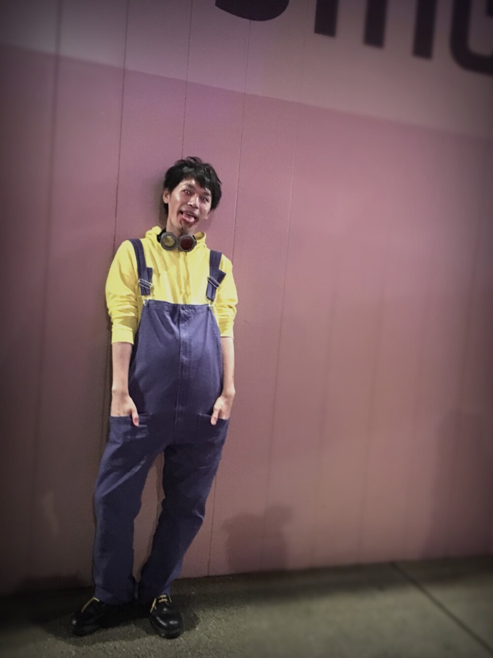 「USJ、wearhalloween2017、ミニオン、ゾンビ、オーバーオール、Dr.Martens、AOZORA、パーカー、イエロー」｜「AOZORAのAOZORA/アオゾラ　ヘリンボーンオーバーオール（サロペット/オーバーオール、ブルー系）」を使った、まなとさん（メンズ・181cm）の秋コーディネートの1枚目の写真