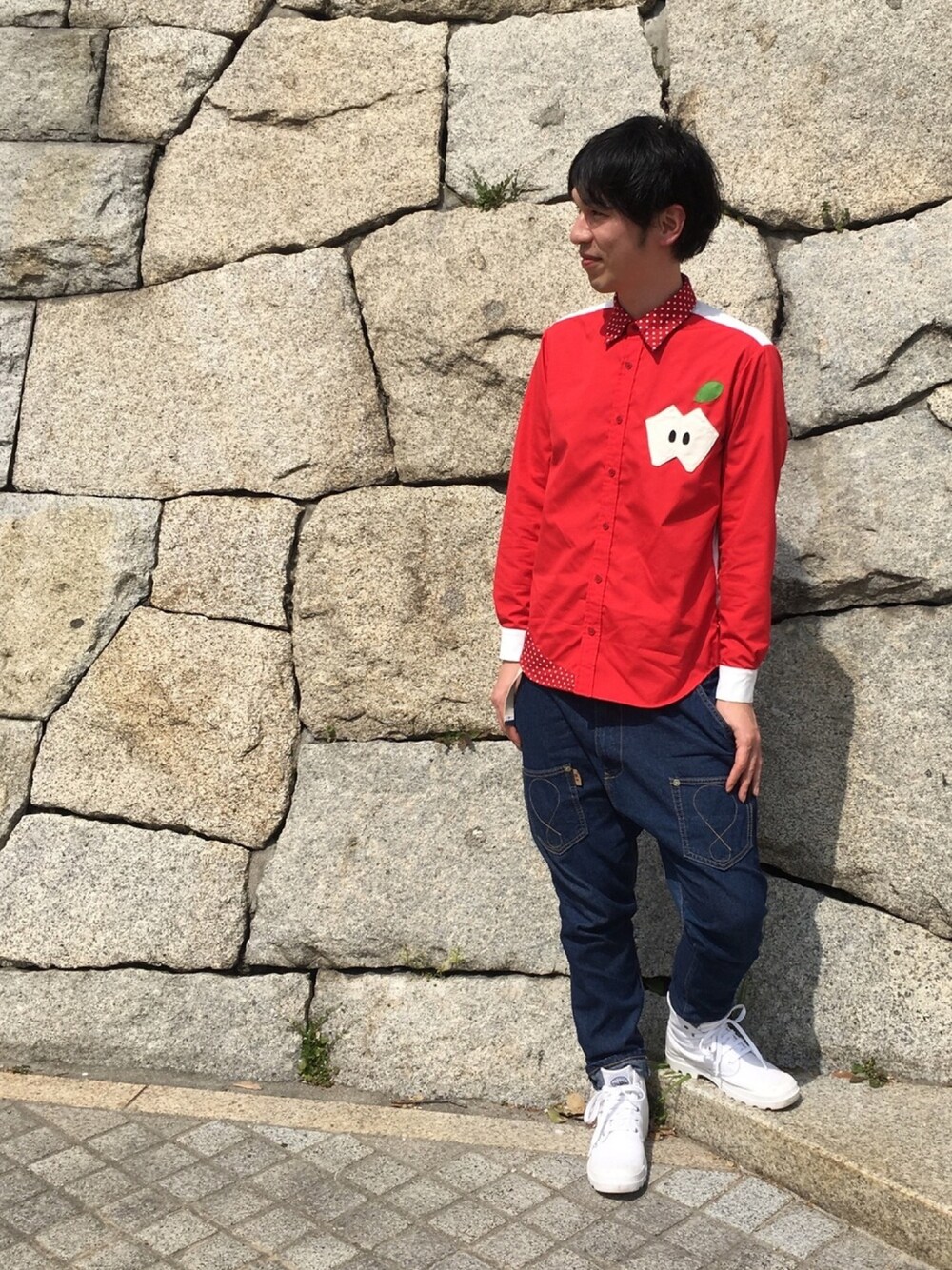 「シャツ、サルエルパンツ、お花見、白スニーカー、NIRAME.CO、ドット、赤、春コーデ、デニム、カジュアルコーデ」｜「NIRAME.COのアイテム（シャツ/ブラウス、レッド系）」を使った、まなとさん（メンズ・181cm）の春コーディネートの1枚目の写真