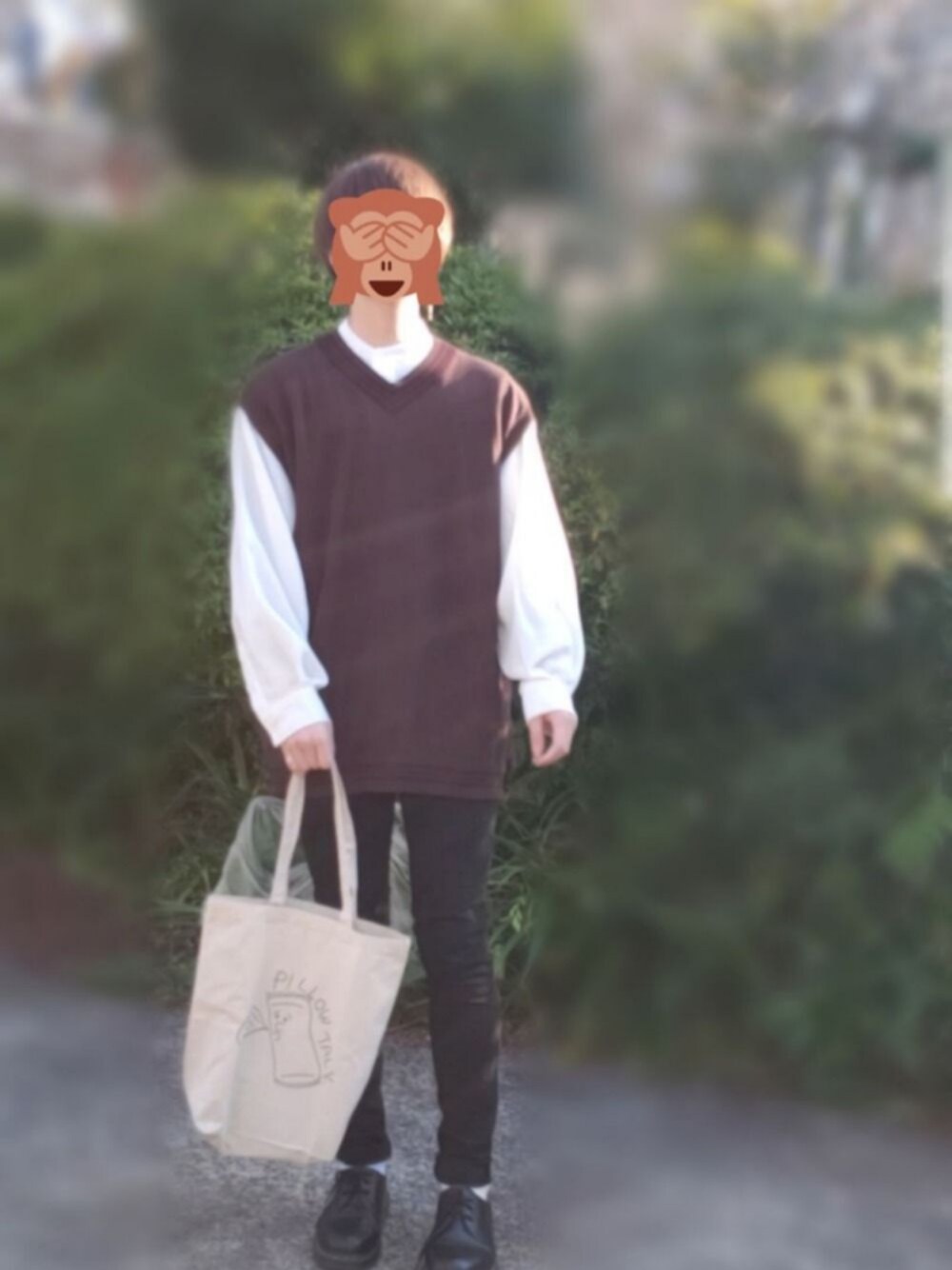 ブラウン系のベスト、ホワイト系のトートバッグ、ホワイト系のシャツ/ブラウスを着用したメンズの春コーディネートの1枚目の写真