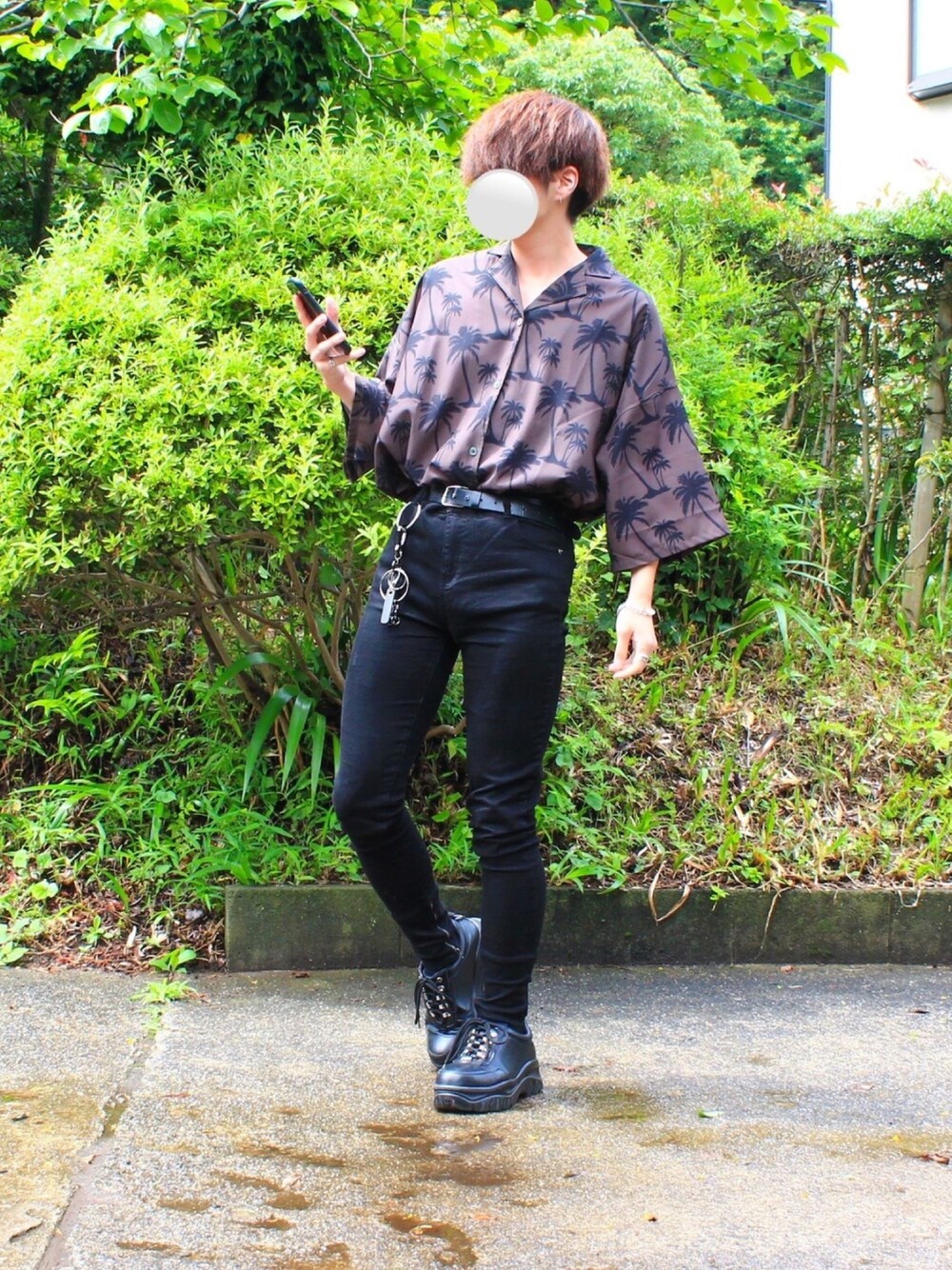 グレー系のシャツ/ブラウス、ブラック系のデニムパンツ、ブラック系のスニーカーを着用したメンズの夏コーディネートの1枚目の写真
