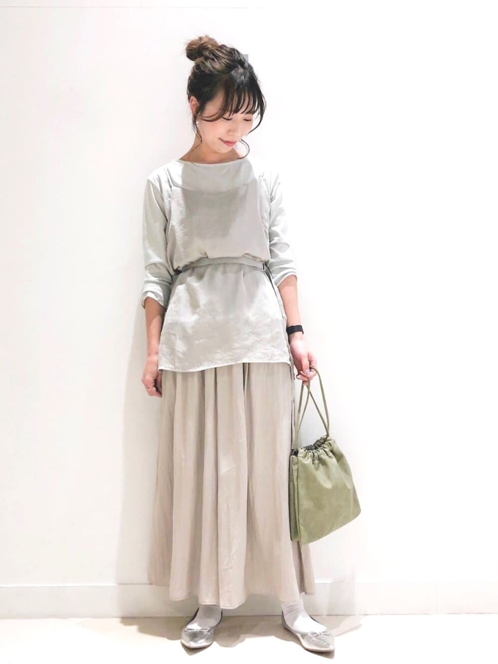 「セットアップ、グリーン、ワントーンコーデ、休日スタイル、ワイドパンツ、春コーデ、ママコーデ、ゆるコーデ、くすみカラー」｜「GLOBAL WORKの２SETサテンキャミ＊インナー/873813（Tシャツ/カットソー、グリーン系）」を使った、megpi【GLOBALWORK】さん（レディース・162cm）の春コーディネートの1枚目の写真