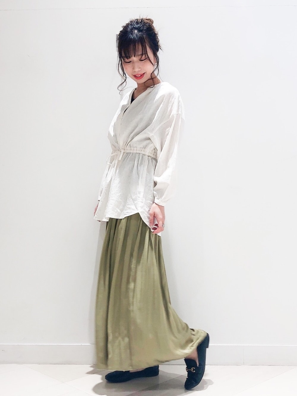 「休日スタイル、白シャツ、ゆるコーデ、リネン、ラクチンコーデ、プリーツスカート、春色、ママファッション、ブラウス、ピスタチオ」｜「GLOBAL WORKのサテンランダムプリーツスカート/875171（スカート、グリーン系）」を使った、megpi【GLOBALWORK】さん（レディース・162cm）の春コーディネートの1枚目の写真
