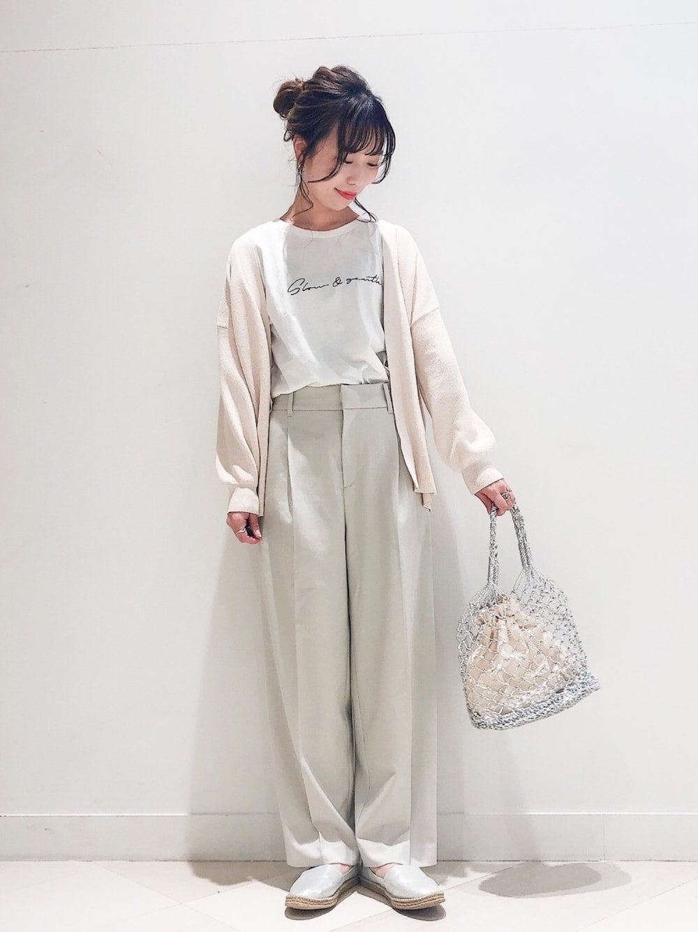 「ワイドパンツ、ラクチンコーデ、休日スタイル、ワントーンコーデ、ホワイトコーデ、ゆるコーデ、カーディガン、ロゴT、エスパドリーユ」｜「GLOBAL WORKの美(うつく)シルエットワイドパンツ/859941（その他パンツ、ホワイト系）」を使った、megpi【GLOBALWORK】さん（レディース・162cm）の春コーディネートの1枚目の写真