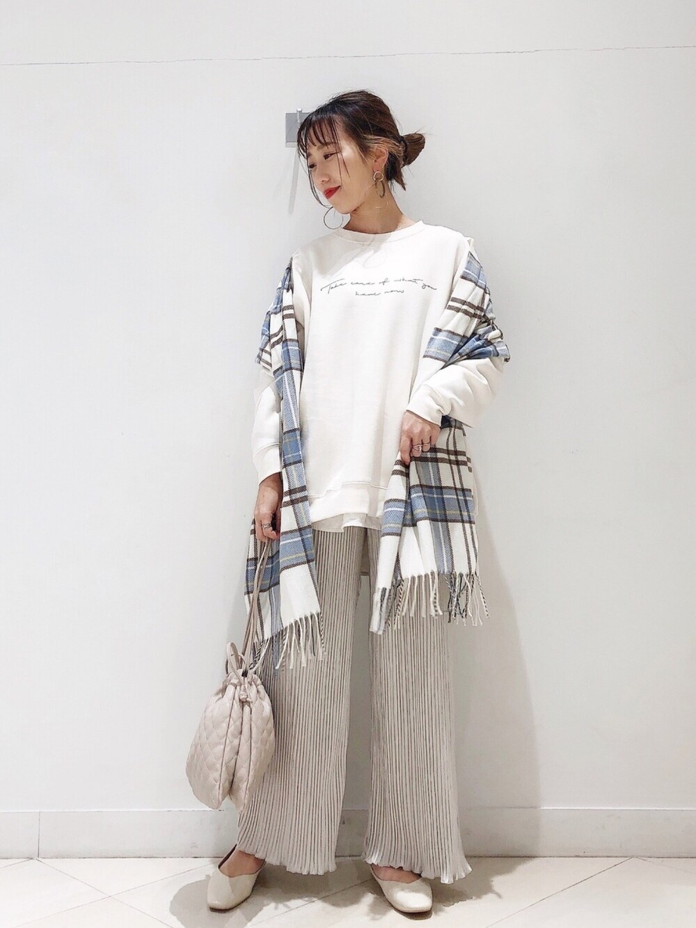 「プリーツパンツ、スウェット、休日コーデ、オトナカジュアル、シンプルコーデ、ワントーンコーデ、ラフコーデ、ビッグシルエット、グローバルワーク(GLOBAL WORK)、マフラー」｜「GLOBAL WORKの楽シャレプリーツパンツ/929206（その他パンツ、ベージュ系）」を使った、megpi【GLOBALWORK】さん（レディース・162cm）の冬コーディネートの1枚目の写真