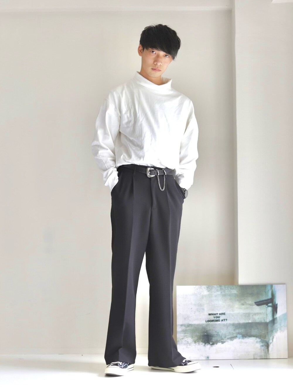 ホワイト系のTシャツ/カットソー、ブラック系のスラックス、ブラック系のスニーカーを着用したメンズの春コーディネートの1枚目の写真
