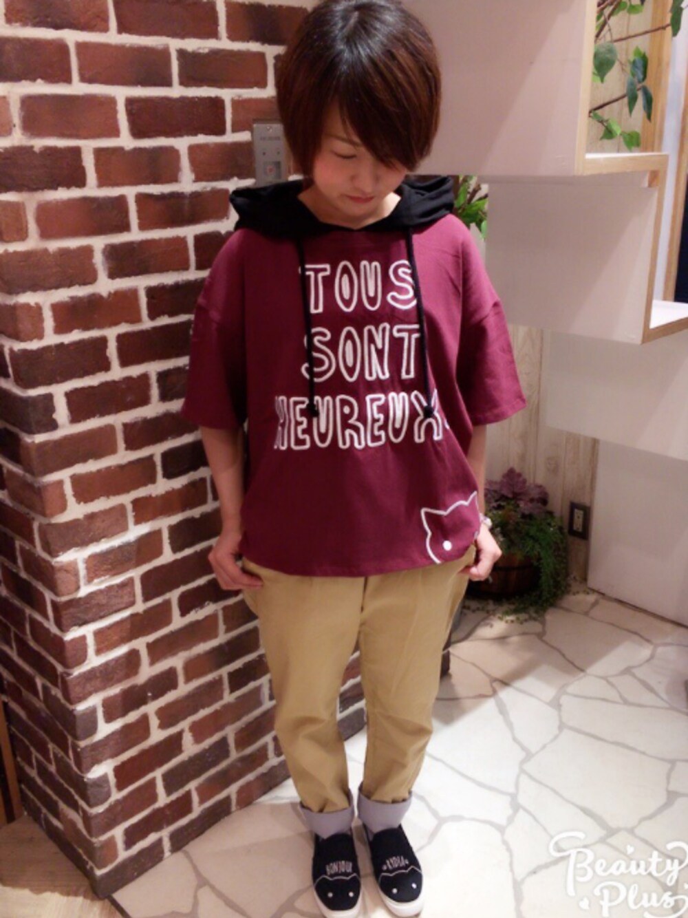 ブラック系のタンクトップ、レッド系のTシャツ/カットソー、ベージュ系のその他パンツを着用したレディースの夏コーディネートの1枚目の写真