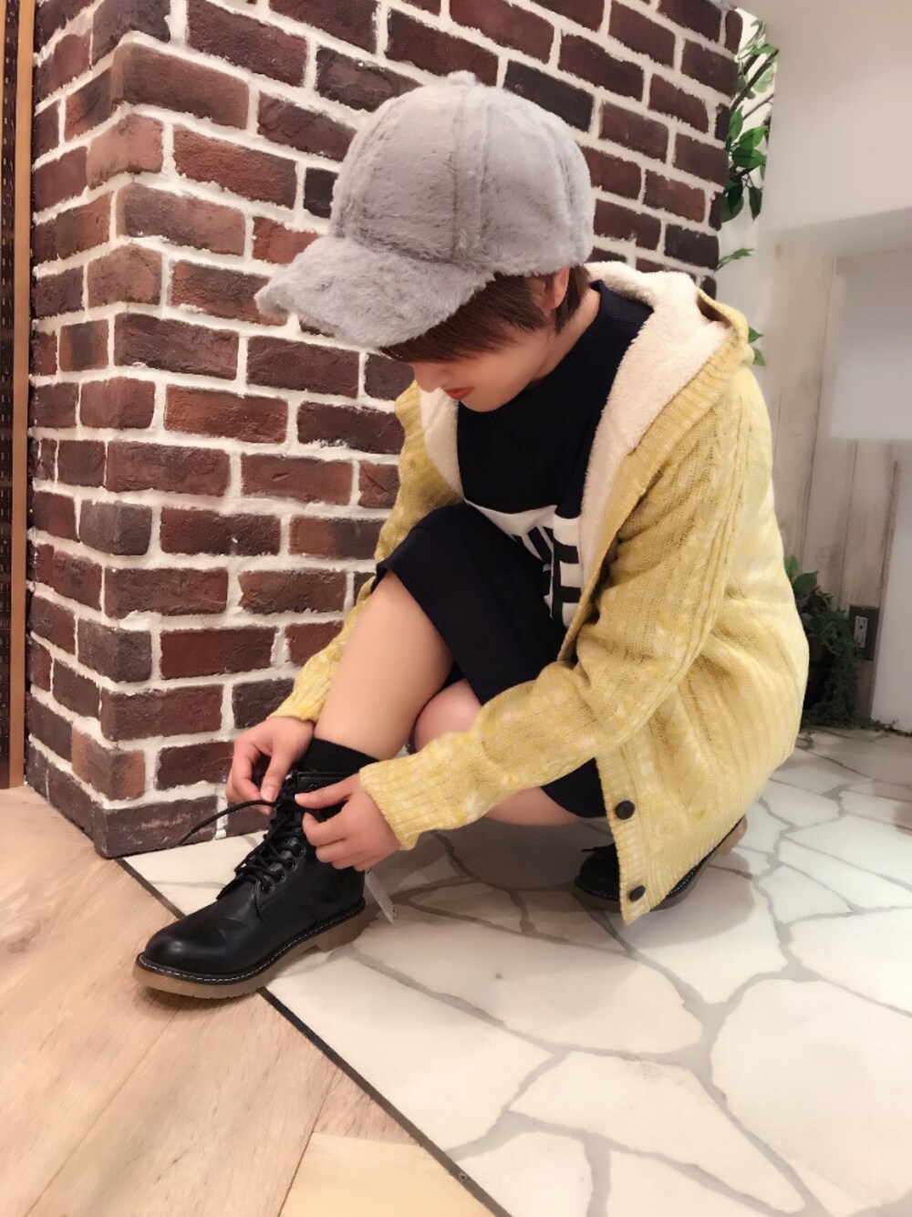 ブルー系のTシャツ/カットソー、ブラック系のブーツを着用したレディースの秋コーディネートの1枚目の写真