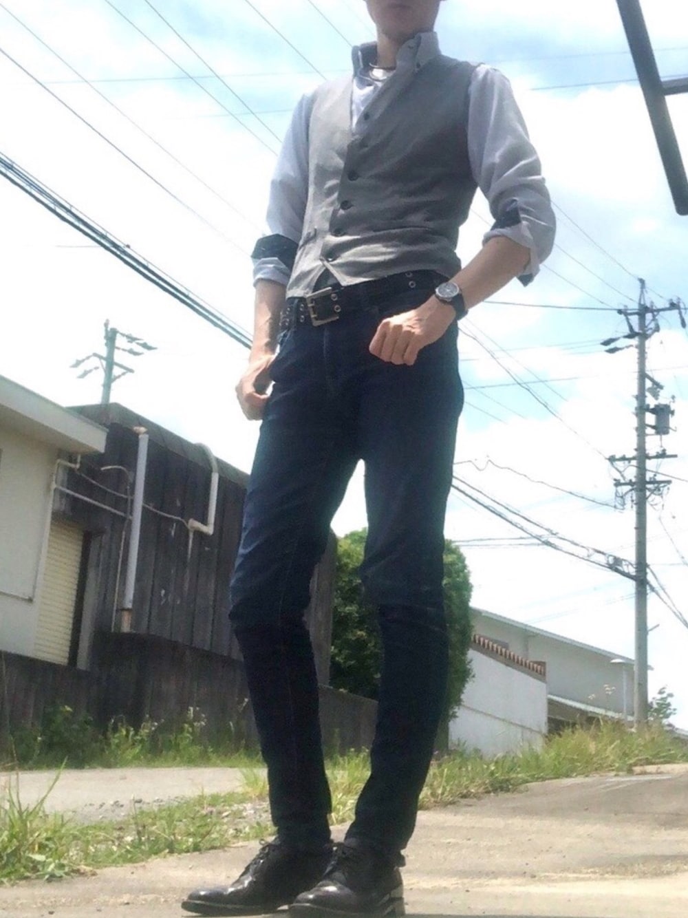 「スキニーデニム、革靴、ベスト、夏コーデ、カッターシャツ、シャツ、白、グレー、ジレ、秋っぽ」｜「UNIQLOのウルトラストレッチスキニーフィットジーンズ（デニムパンツ、ブルー系）」を使った、Takaさん（メンズ・183cm）の夏コーディネートの1枚目の写真