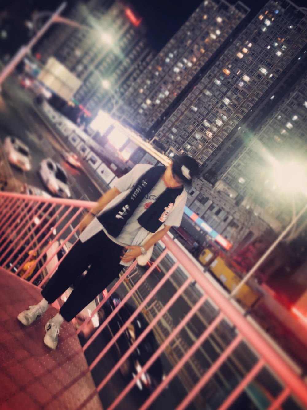 「Shenzhen」｜「Noahnoaのアイテム（Tシャツ/カットソー、グレー系）」を使った、samさん（メンズ・170cm）の春コーディネートの1枚目の写真