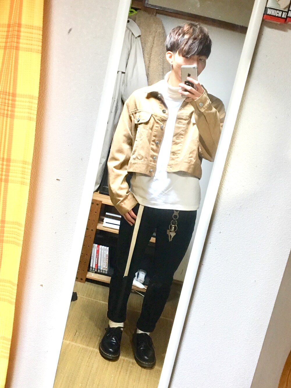 ホワイト系のTシャツ/カットソー、ブラック系のブーツ、ベージュ系のデニムジャケットを着用したメンズの冬コーディネートの1枚目の写真
