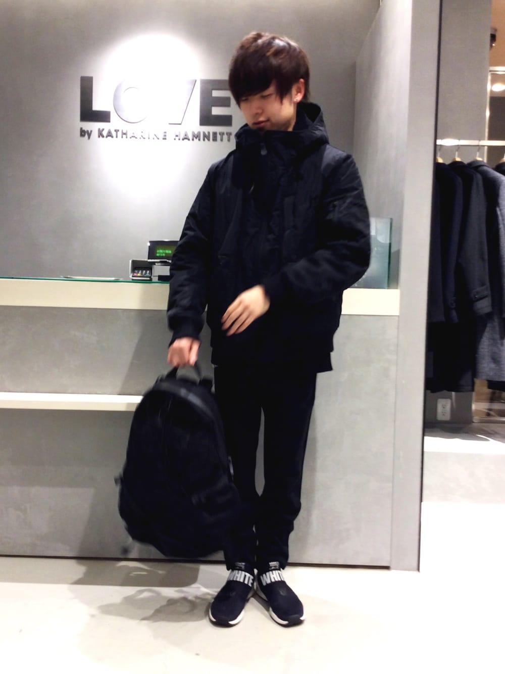 「モノトーン、N3B、スゥエットパンツ、ダウン、黒スキニー、黒スニーカー、黒パンツ、黒リュック、アウトドアスタイル、カリマー」｜「KATHARINE HAMNETT LONDON のTWILL SILKY SILKET PANTS / ツイルシルキーシルケットパンツ（その他パンツ、ブラック系）」を使った、sjさん（メンズ・171cm）の冬コーディネートの1枚目の写真