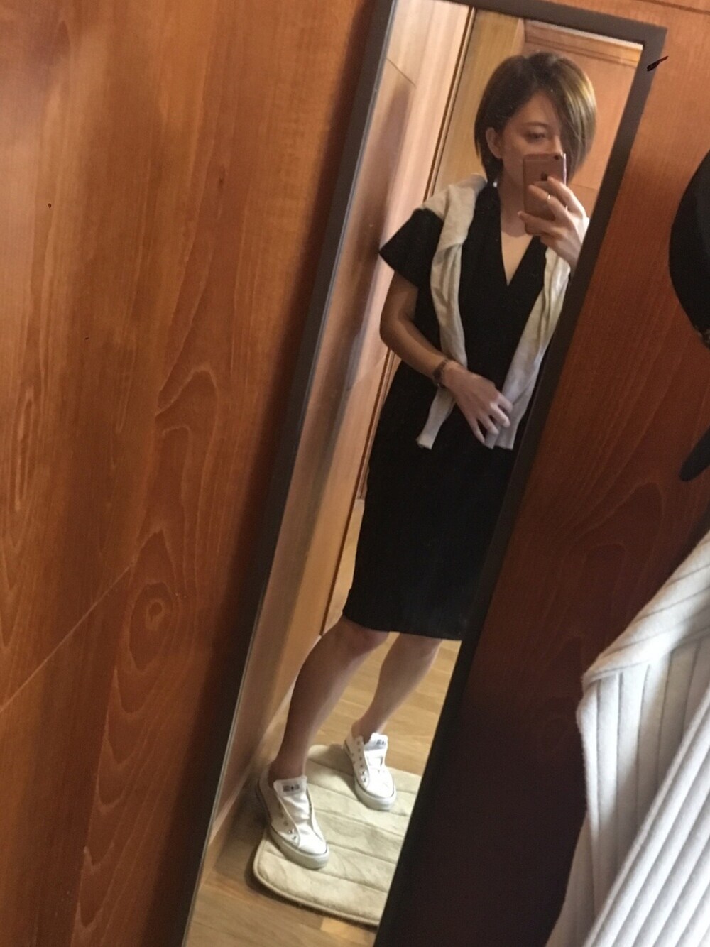「オトナカジュアル、ゆるコーデ、どシンプル」｜「STYLE DELIの半袖サマーリラックスVネックワンピース（ワンピース、ブラック系）」を使った、YUKATONAKAIさん（レディース・157cm）の夏コーディネートの1枚目の写真