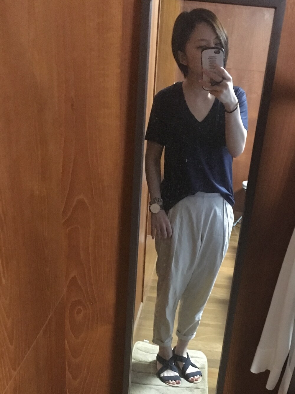 「シンプル、パンツスタイル、オトナカジュアル、Tシャツ、サンダル、ラクチンコーデ」｜「theoryの【Theory】Drapey Tee Dayne（Tシャツ/カットソー、ブルー系）」を使った、YUKATONAKAIさん（レディース・157cm）の夏コーディネートの1枚目の写真