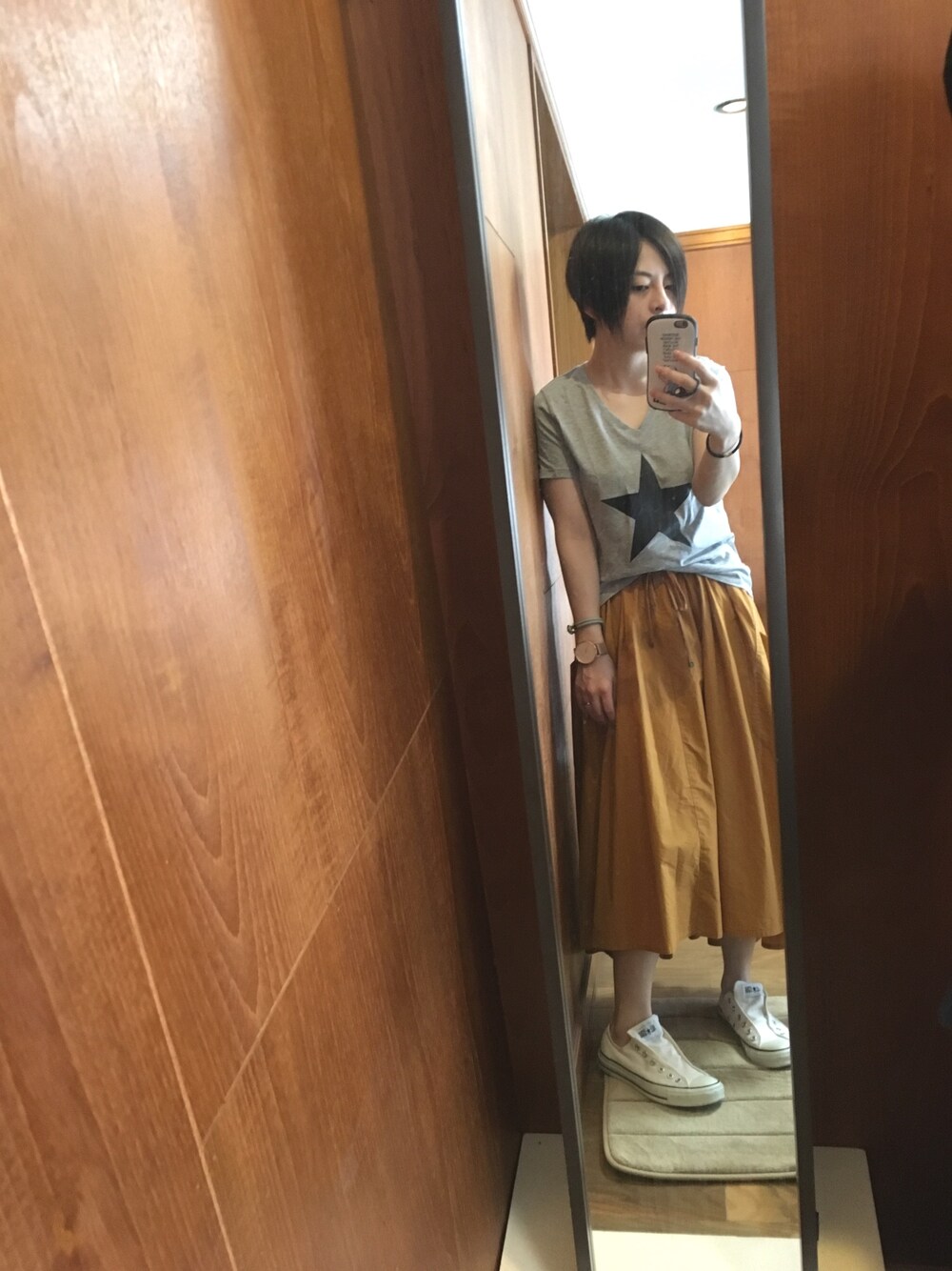 「オトナカジュアル、大人カジュアル、大人コーデ、スカート、からし色、秋のコーデ」｜「AZUL by moussyのｵｰｶﾞﾆｯｸｺｯﾄﾝVﾈｯｸ半袖PO（Tシャツ/カットソー、グレー系）」を使った、YUKATONAKAIさん（レディース・157cm）の夏コーディネートの1枚目の写真