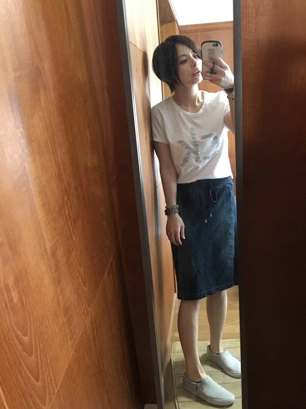 「シンプルコーデ、大人カジュアル、秋コーデ、カジュアル、オトナカジュアル」｜「Calvin Klein JeansのブロークンファッションロゴTシャツ（Tシャツ/カットソー、ホワイト系）」を使った、YUKATONAKAIさん（レディース・157cm）の秋コーディネートの1枚目の写真