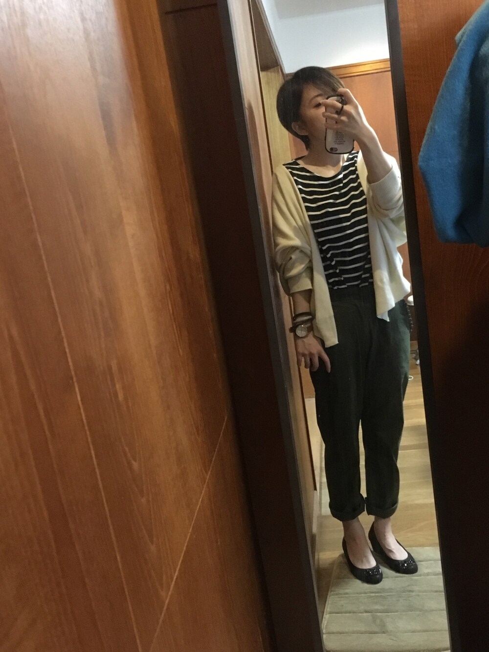 「大人カジュアル、秋のコーデ、カジュアルコーデ、おしゃれさんと繋がりたい、ゆるコーデ」｜「STUDIOUSの【WEB限定】STUDIOUS 2WAYバッククロスミドルドルマンカーデ【追加予約】（カーディガン/ボレロ、ホワイト系）」を使った、YUKATONAKAIさん（レディース・157cm）の秋コーディネートの1枚目の写真