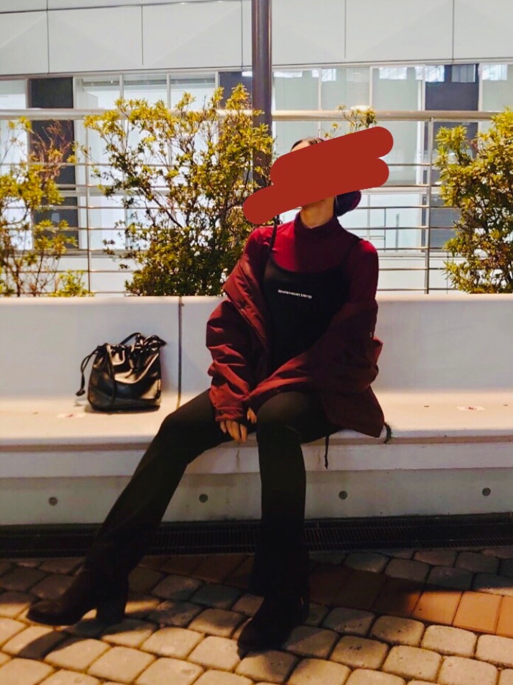 ブラック系のブーツ、レッド系のダウンジャケット/コート、ブラック系のパンツを着用したレディースの冬コーディネートの1枚目の写真