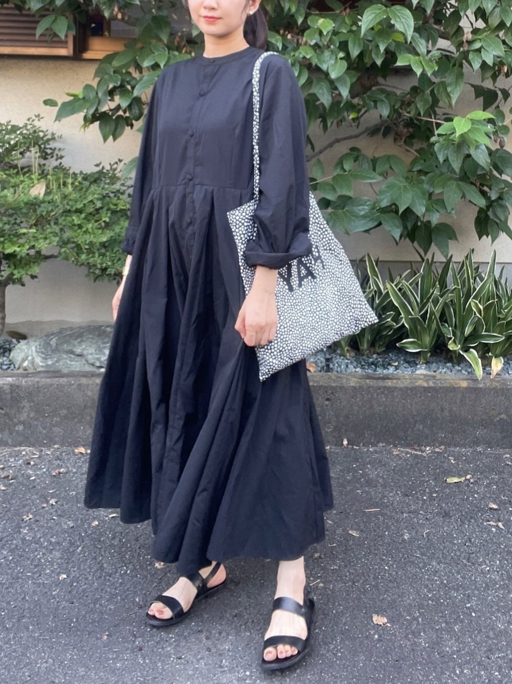 「シンプルコーデ、秋のコーデ、オトナ女子、キレイめ、モノトーン、ワンピース、エコバッグ、ロングスカート、いいね、save、フォローお願いします🤑、ロングワンピース」｜「ECRIREの【yun_wearコラボ】ボリュームスリーブサーキュラーフレアロング丈ワンピース（シャツワンピース、ブラック系）」を使った、m a m iさん（レディース・162cm）の夏コーディネートの1枚目の写真