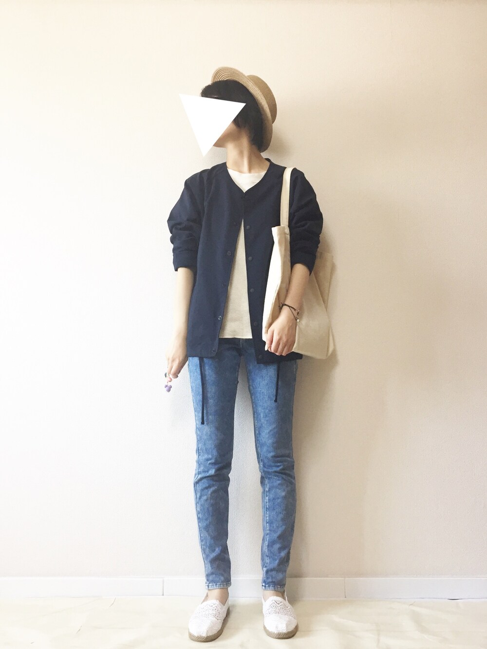 ホワイト系のTシャツ/カットソー、ホワイト系のシューズ、ブルー系のその他アウターを着用したレディースの春コーディネートの1枚目の写真